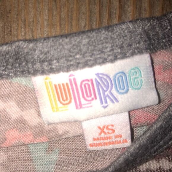 💕5️⃣ Lularoe Aztec shirt size xs super soft - Picture 2 of 3